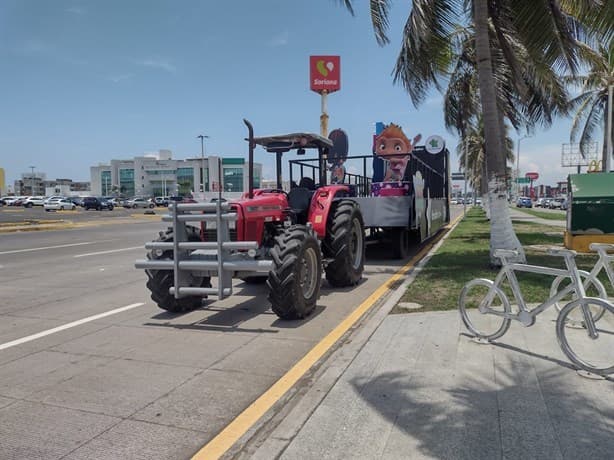 Colocan carros alegóricos sobre bulevar previo a paseos del Carnaval de Veracruz 2023 | VIDEO