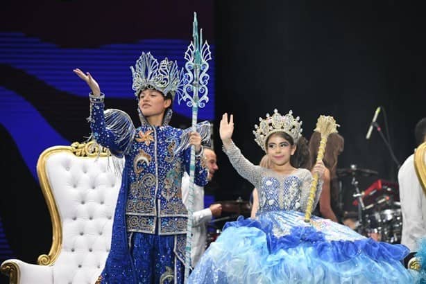 Itzel Cárdenas y Julio César El Cremas son coronados reyes de la Alegría del Carnaval de Veracruz 2023