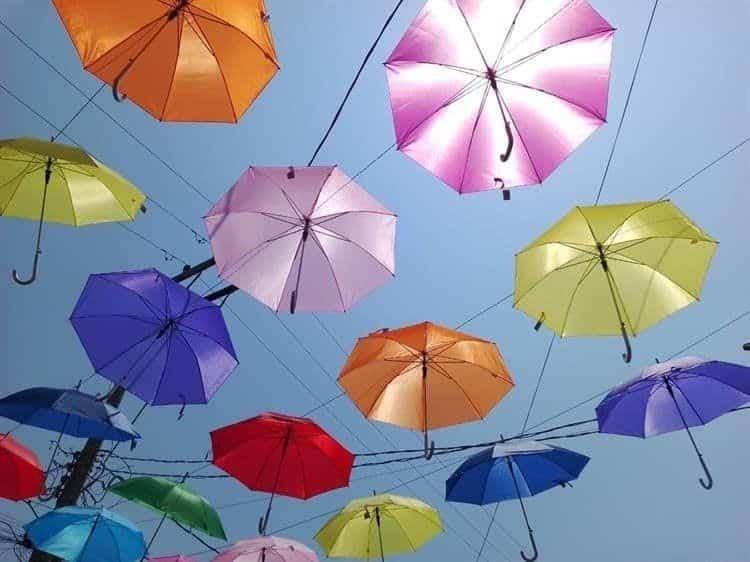 Adornan barrio de La Huaca con sombrillas por Carnaval de Veracruz