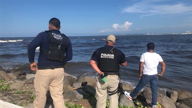 Rescatan a pescadores; se volteó su lancha en Boca del Río | VIDEO