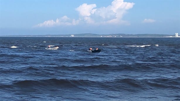 Rescatan a pescadores; se volteó su lancha en Boca del Río | VIDEO