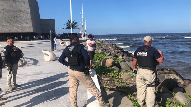 Rescatan a pescadores; se volteó su lancha en Boca del Río | VIDEO