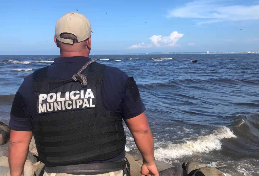 Rescatan a pescadores; se volteó su lancha en Boca del Río | VIDEO