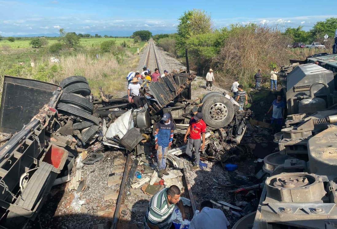 Tren embiste y arrastra a tráiler en carretera de Veracruz