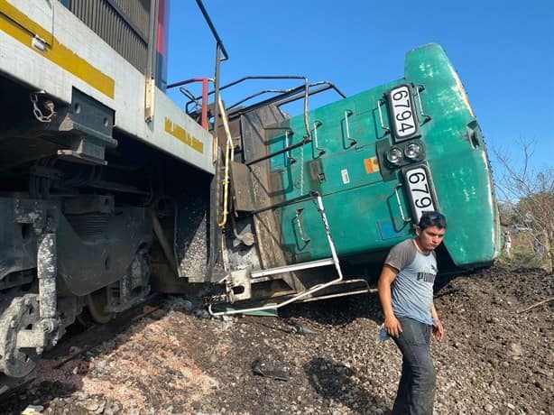 Tren embiste y arrastra a tráiler en carretera de Veracruz