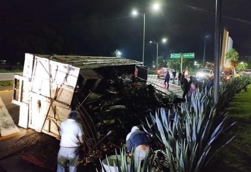 Camioneta cargada con chatarra vuelca por exceso de peso en la autopista Córdoba-Puebla