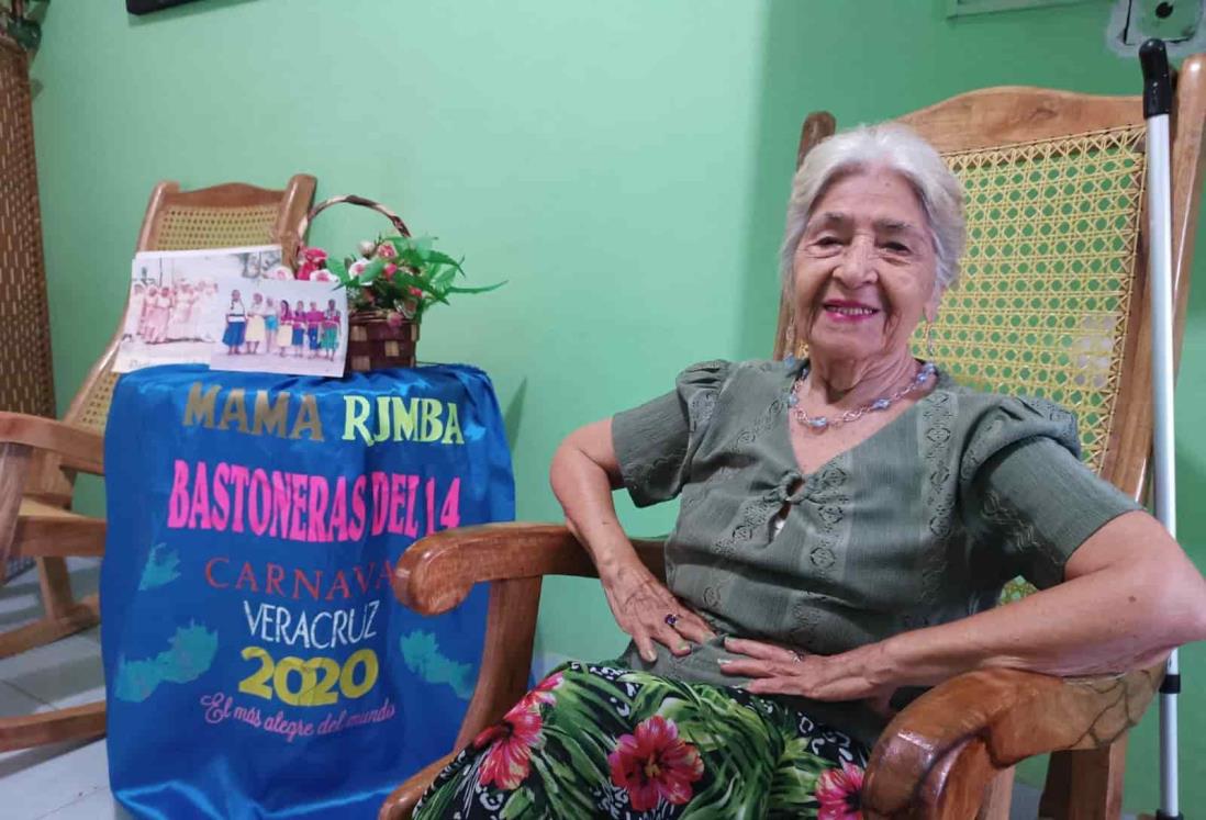 Caritina: la bastonera de 91 años del Carnaval de Veracruz