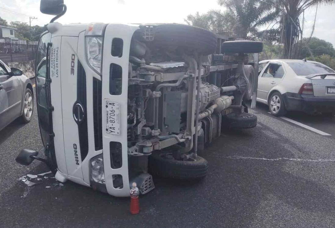 Vuelca camioneta de carga en Paso de Varas