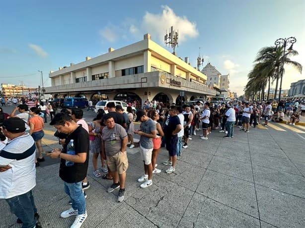 Carnaval de Veracruz: Largas filas para ingresar al concierto de Café Tacvba