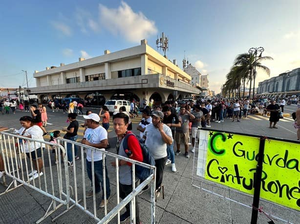 Carnaval de Veracruz: Largas filas para ingresar al concierto de Café Tacvba