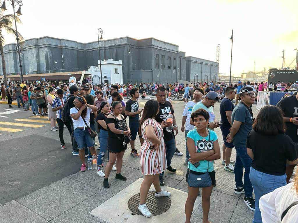 Carnaval de Veracruz: Largas filas para ingresar al concierto de Café Tacvba