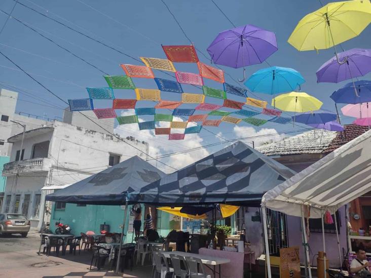 Sombrillas y paliacates adornan el cielo del Barrio La Huaca de Veracruz