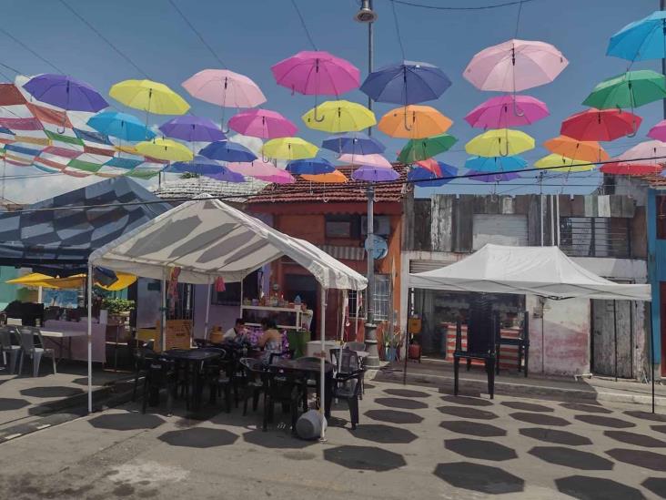 Sombrillas y paliacates adornan el cielo del Barrio La Huaca de Veracruz