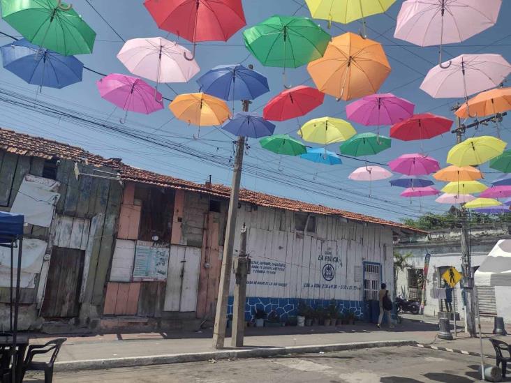 Sombrillas y paliacates adornan el cielo del Barrio La Huaca de Veracruz