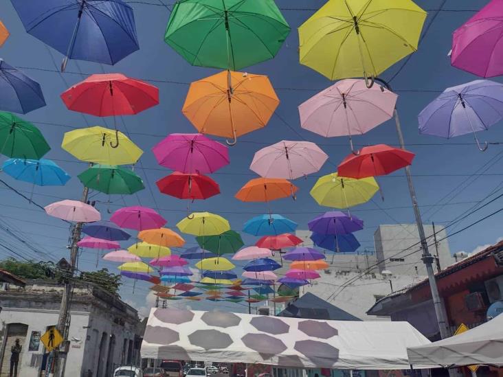 Sombrillas y paliacates adornan el cielo del Barrio La Huaca de Veracruz