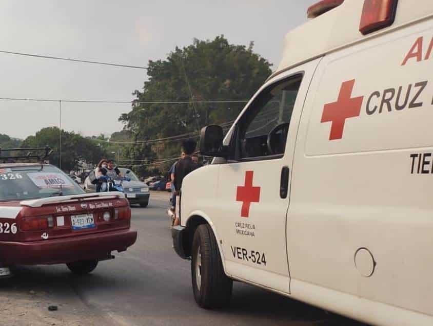 Derrapa motocicleta y se lesionan dos jóvenes en Tierra Blanca