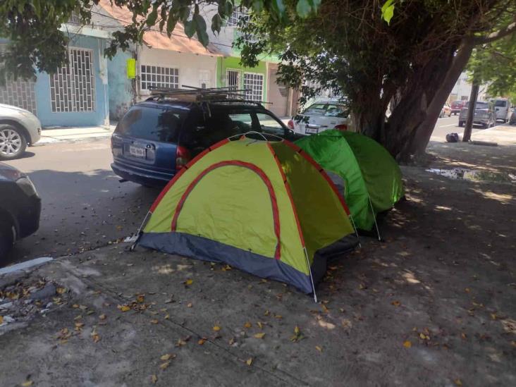 ¿Mejor que un hotel? Turistas del Carnaval de Veracruz acampan en calles de La Huaca