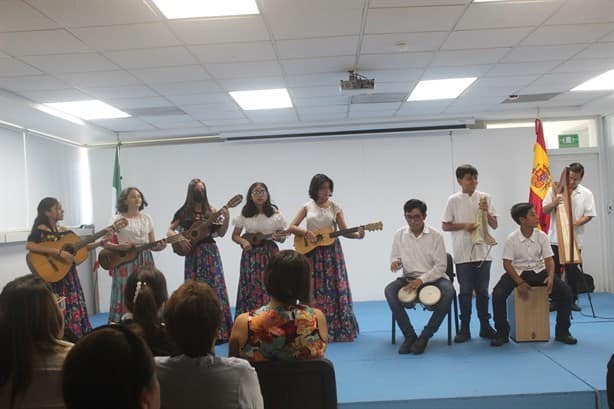 Estudiantes del Colegio Cristóbal Colón presentan el programa Son de Roble