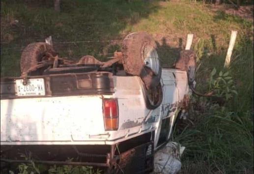 Vuelca camioneta y queda con llantas hacia arriba en Comapa