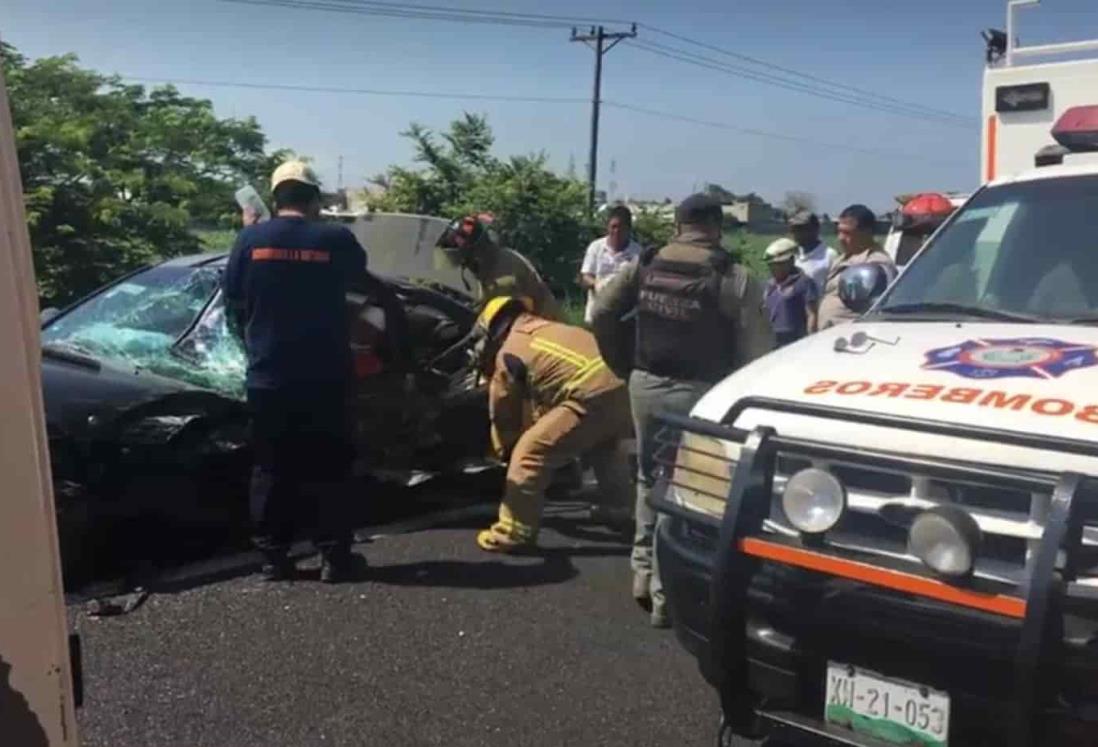 Queda prensado tras fuerte choque en Cardel; hay 2 lesionados