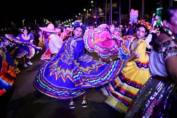 Con poca afluencia, inicia el tercer desfile del Carnaval de Veracruz 2023 | VIDEO