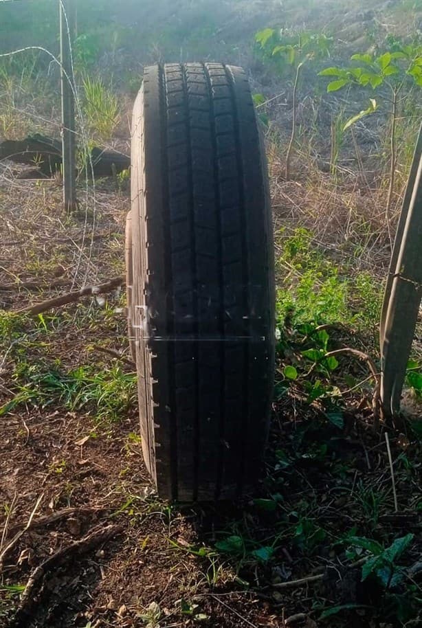 Se desprenden neumáticos de tráiler en movimiento sobre la autopista a Tierra Blanca