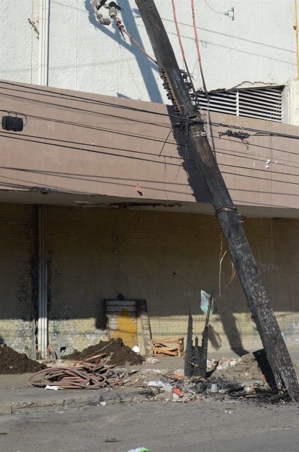 Tráiler derriba cables de luz de un poste en mal estado en el centro de Veracruz | VIDEO