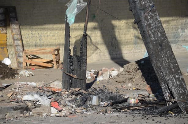 Tráiler derriba cables de luz de un poste en mal estado en el centro de Veracruz | VIDEO