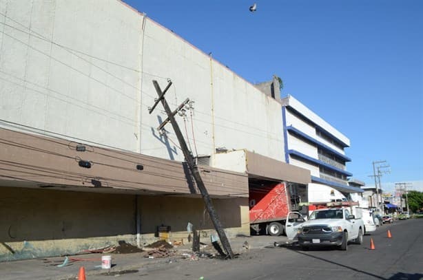 Tráiler derriba cables de luz de un poste en mal estado en el centro de Veracruz | VIDEO
