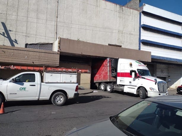 Tráiler derriba cables de luz de un poste en mal estado en el centro de Veracruz | VIDEO