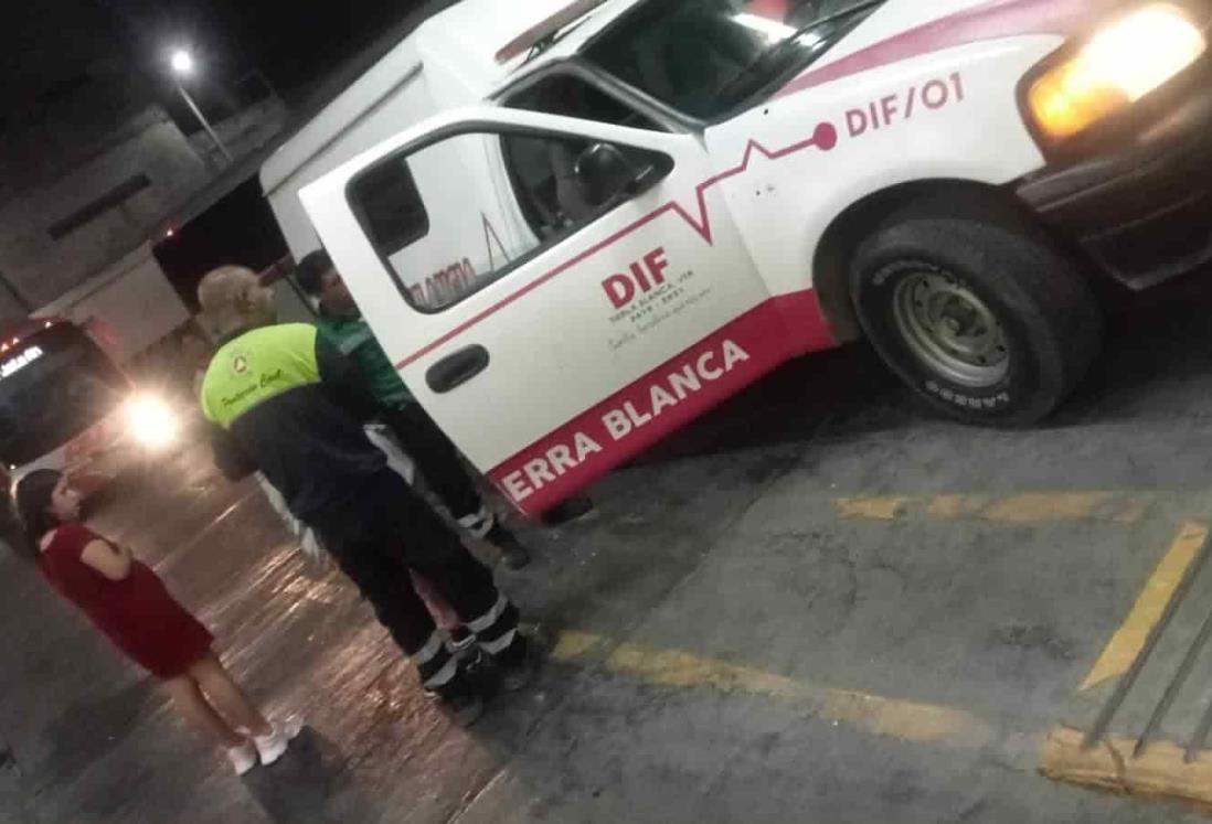 Auxilian a mujer en la terminal de autobús de Tierra Blanca