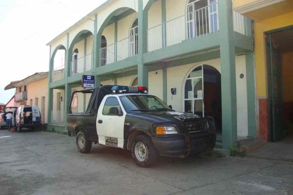 Comando tirotea comandancia de Policía de Cosautlán; amenazan a Alcalde  y a comandante