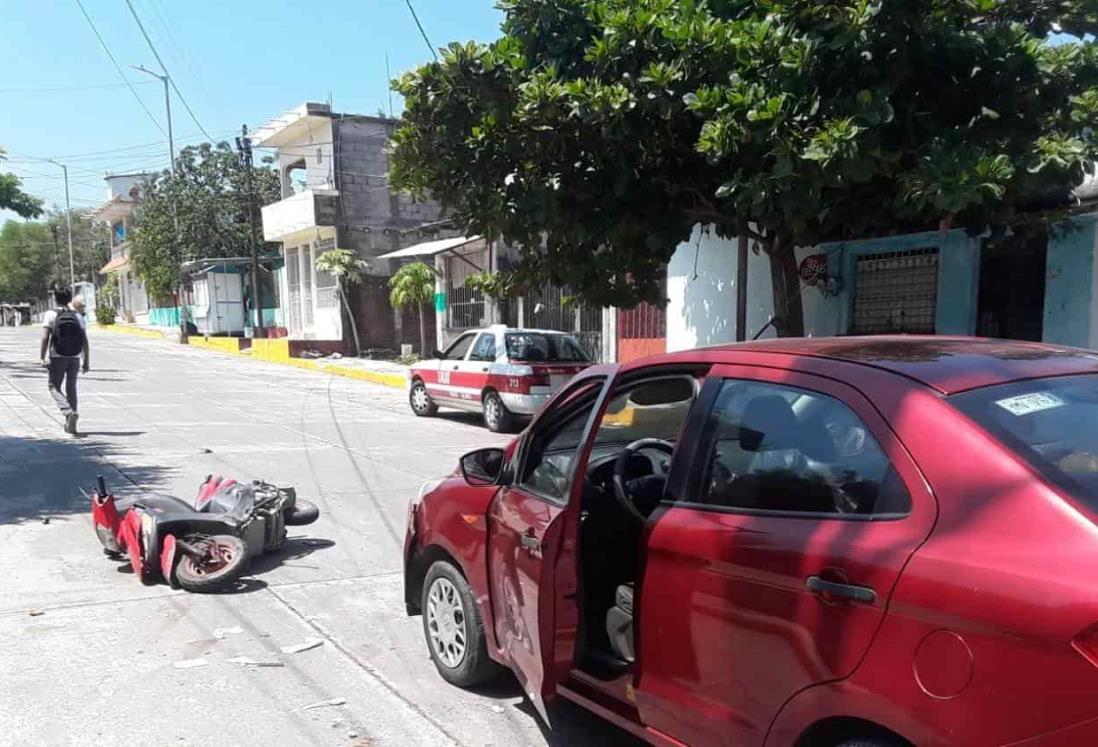 Automóvil atropella a mujer en su motocicleta en calles de Tierra Blanca