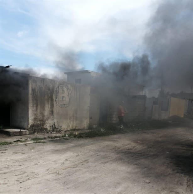 Cortocircuito incendia interior de vivienda en la colonia Rosa Borunda