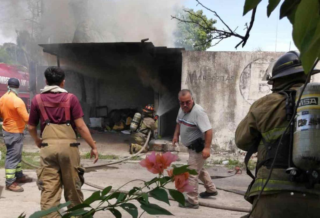 Cortocircuito incendia interior de vivienda en la colonia Rosa Borunda