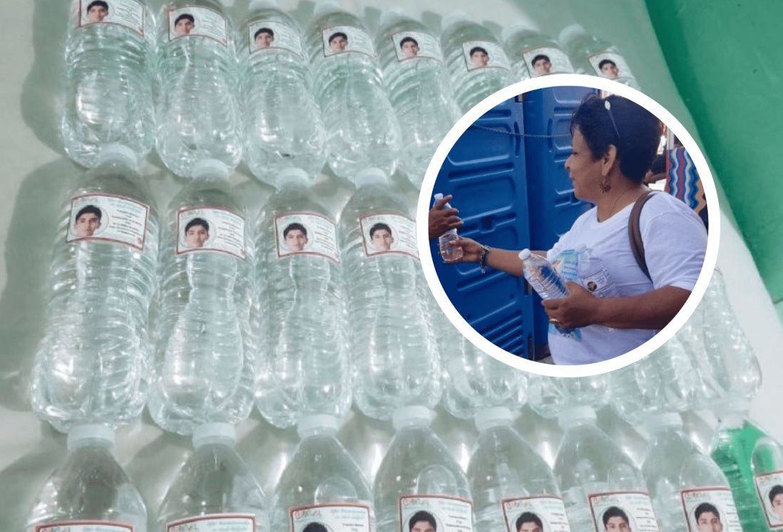 Felipa reparte botellas de agua con fotos de desaparecidos en Carnaval de Veracruz 2023