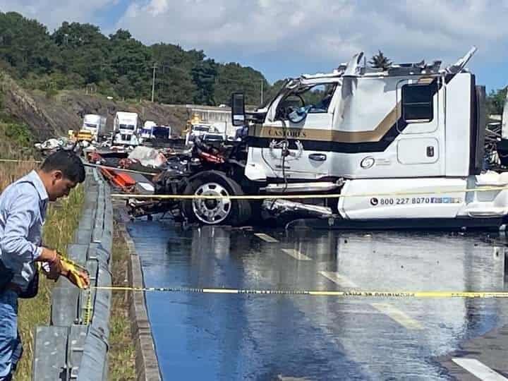 Vuelca tráiler cargado con aceite en Tlacolulan