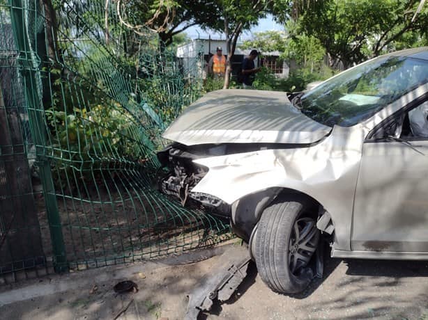 Mujer embarazada se estrella contra palmera y la arranca de tajo, en Veracruz