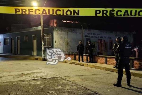 Encuentran a mujer sin vida en su domicilio, en Acatlán