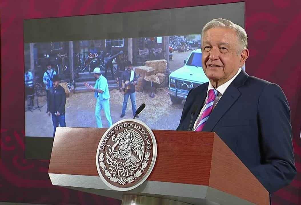 AMLO pide canción de Bad Bunny en la mañanera y YouTube la tira | VIDEO