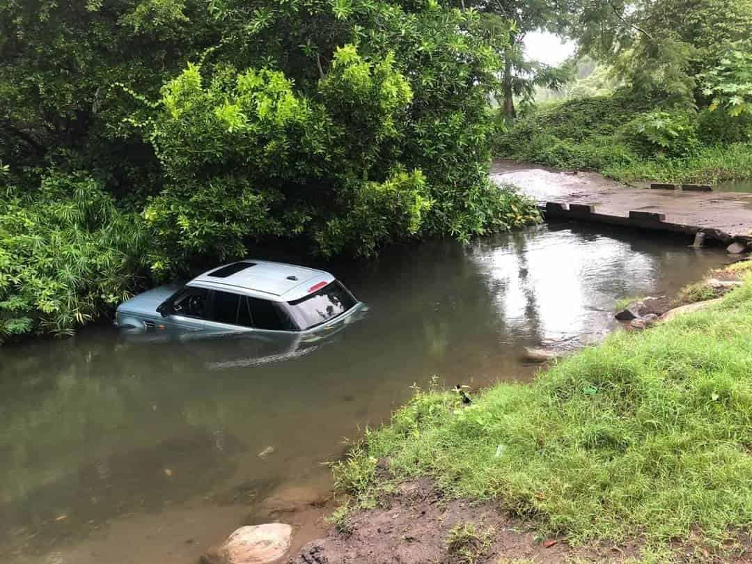 Camioneta se va al río en Actopan; conductor la deja abandonada