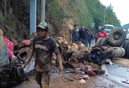 Volcadura de camión provoca rapiña y cierre de la autopista Puebla-Orizaba