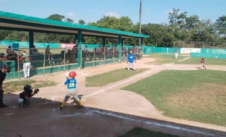 Reconocen talento de pequeños beisbolistas de Úrsulo Galván tras participación en Mérida