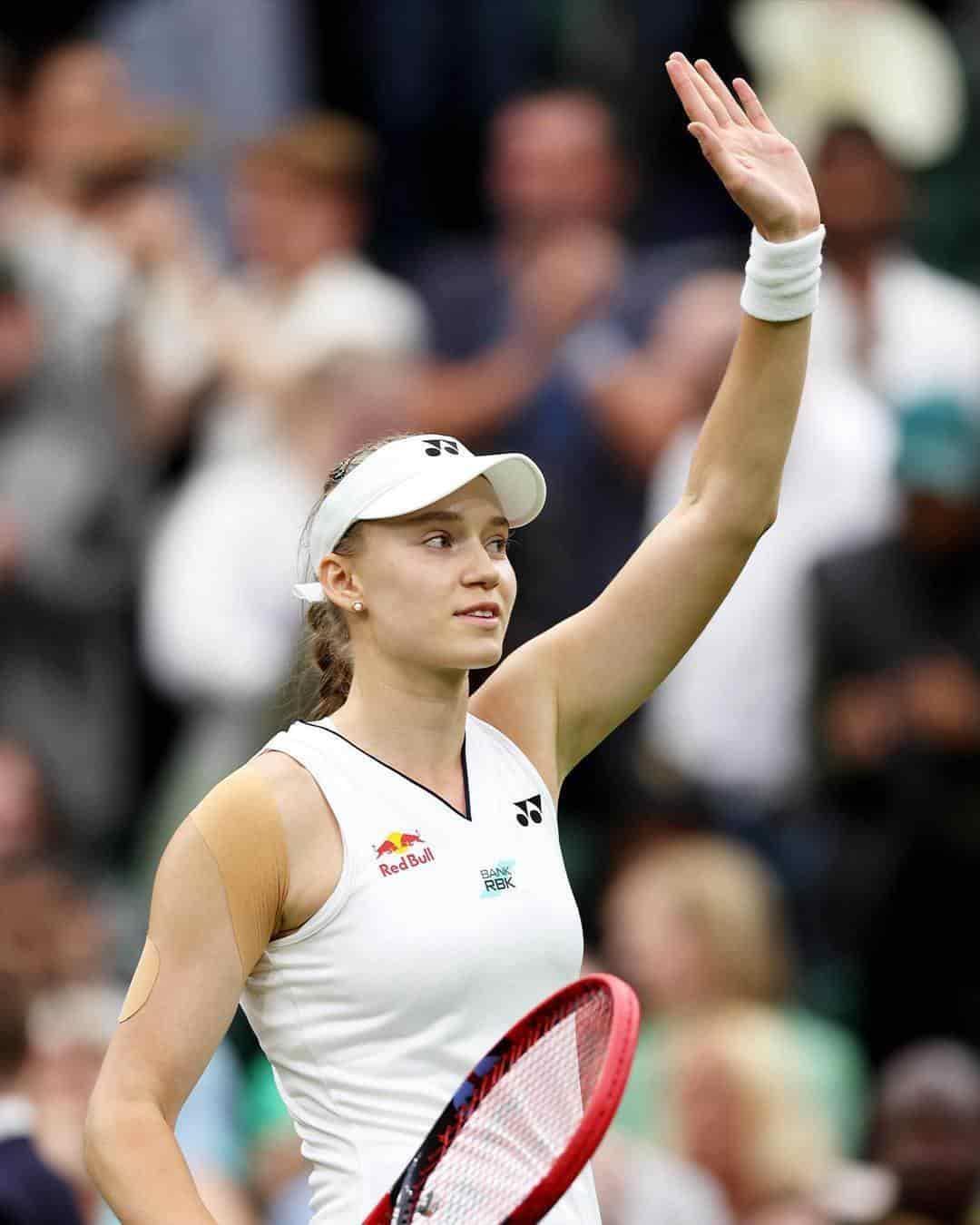 Mantiene Elena Rybakina su nivel en Wimbledon