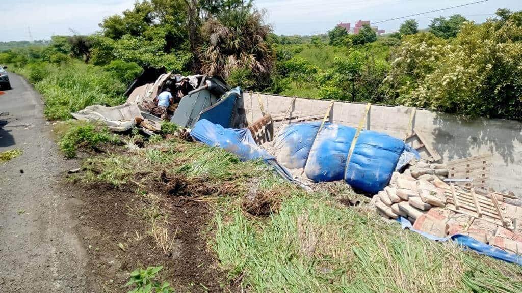 Rapiña de cemento por volcadura de tráiler en Laguna Verde