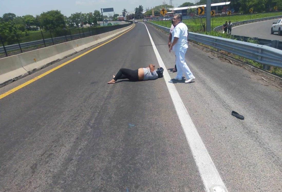Mujer motociclista se estrella contra valla metálica en Cardel