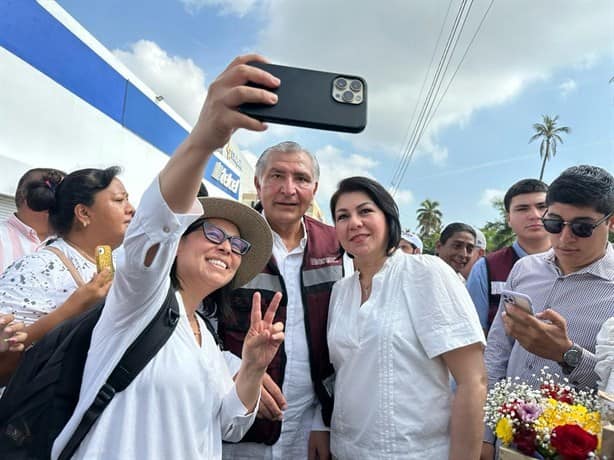 Veracruzanos acompañan a Adán Augusto López durante su visita al puerto