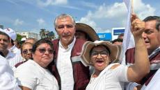 Veracruzanos acompañan a Adán Augusto López durante su visita al puerto