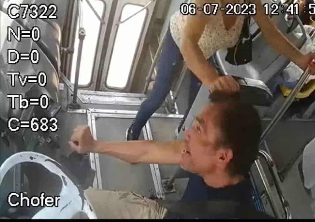 Mujer agrede a chofer por no detenerse en donde ella quería ¡Lo desgreñó! | VIDEO