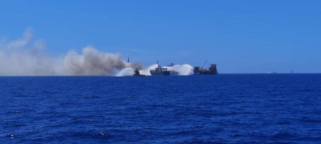 Petroleros de Pemex entre los evacuados tras explosión en plataforma de Campeche